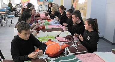 Edirne'de ilmekler iyilik için atılıyor: Çocuklar örüyor, anneler birleştiriyor