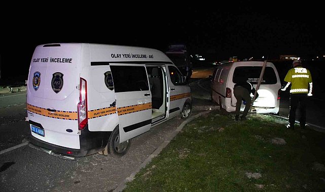 Edirne'de "dur" ihtarına uymayan minibüs 8 kilometrelik kovalamaca sonrası yakalandı: Araçtan 20 göçmen çıktı