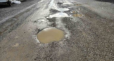 Edremit'te yeni yapılan yolda bir buçuk ayda çukurlar oluştu
