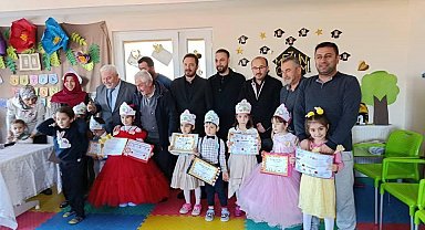 Efeler'de Kur'an'a geçen minik öğrenciye anlamlı kutlama