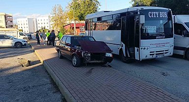 Ehliyetsiz sürücünün kullandığı otomobil halk otobüsü ve motosiklete çarptı: 1 yaralı