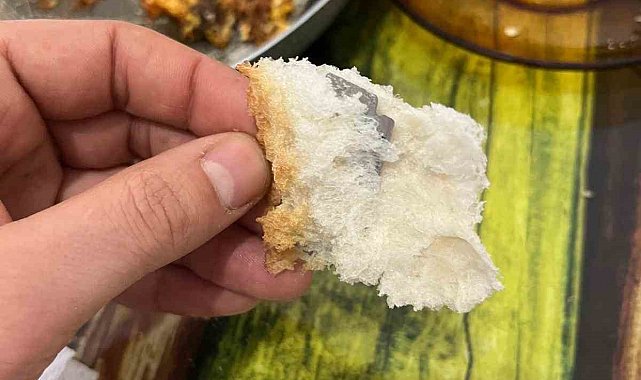 Ekmeğin içinden çıkanı görünce şok oldu