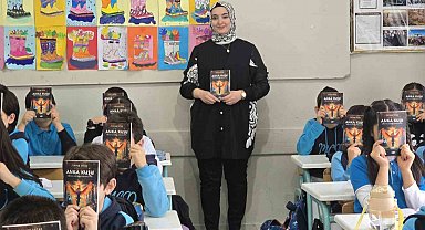 Ekran bağımlılığı haberinin etkisinde kaldı, kitap yazarak öğrencilerine yol gösterdi