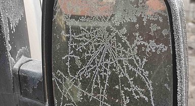 Eksi 17 dereceyi gören kentte araç camları buz tuttu