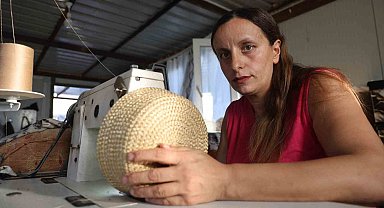 El işiyle ilmik atarak para kazanan 4 çocuklu anne, evlatlarına ve engelli eşine kendi emeğiyle bakıyor