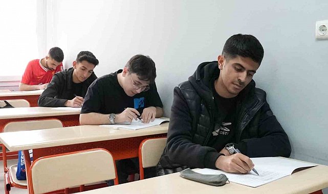 Elazığ'da 9 bin öğrenci sınavda ter döktü