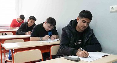 Elazığ'da 9 bin öğrenci sınavda ter döktü