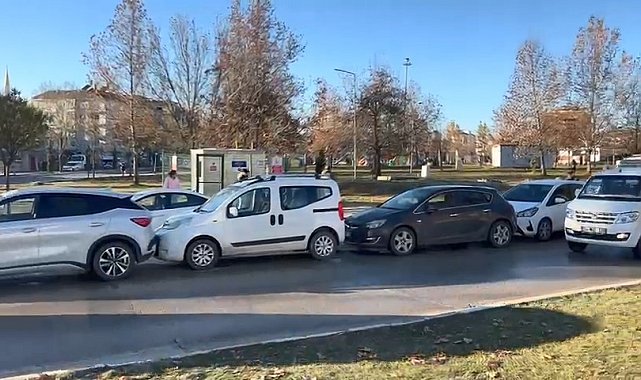 Elazığ'da buzlanma zincirleme kazaya neden oldu: 6 araç birbirine girdi
