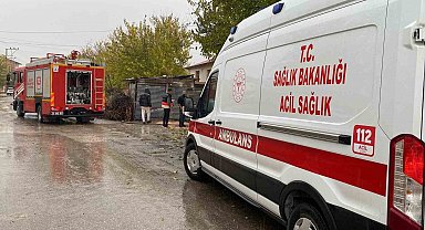 Elazığ'da çatı yangını: 1 kişi dumandan etkilendi