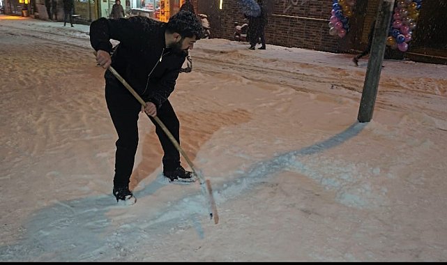 Elazığ'da esnafın karla mücadelesi