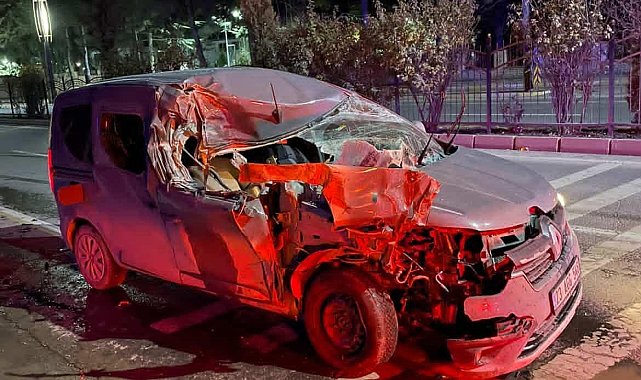 Elazığ'da hafif ticari araç, temizlik aracına çarptı: 1 yaralı