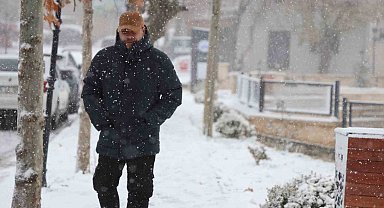 Elazığ'da kar yağışı sürüyor: 4 bin yıllık tarihi Harput beyaza büründü