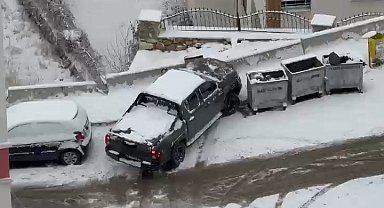 Elazığ'da karda kayan araçlar kameraya yansıdı