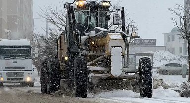 Elazığ'da karla mücadele çalışmaları sürüyor