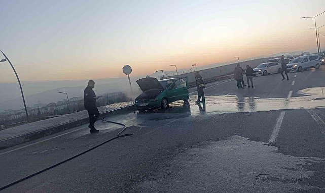 Elazığ'da seyir halindeki araç alev aldı