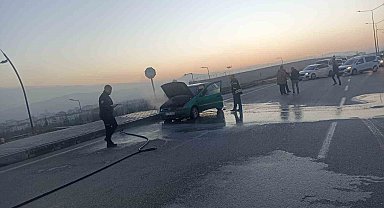 Elazığ'da seyir halindeki araç alev aldı