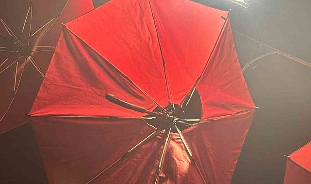 Elektrik kaçağı şemsiyeyi yaktı