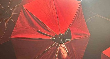 Elektrik kaçağı şemsiyeyi yaktı