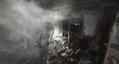 Elektrik kontağından çıkan yangında alevlere teslim olan ev kullanılmaz hale geldi