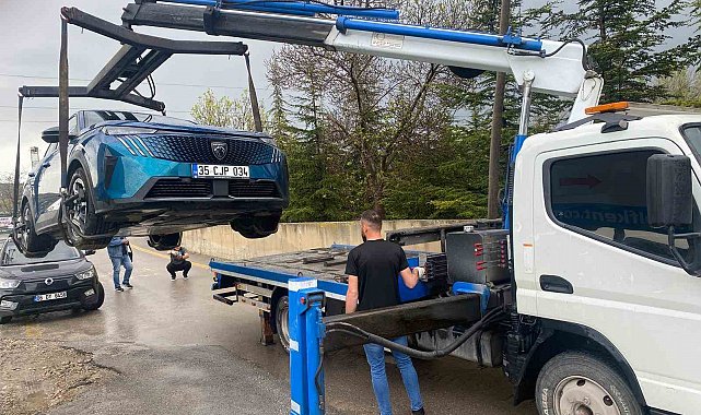 Elektrikli otomobilin yakınına yıldırım düştü, milyonluk araç 'hurda' oldu