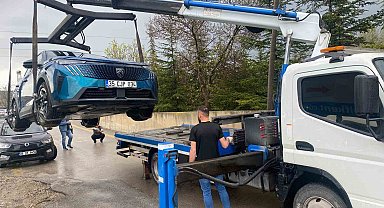 Elektrikli otomobilin yakınına yıldırım düştü, milyonluk araç 'hurda' oldu