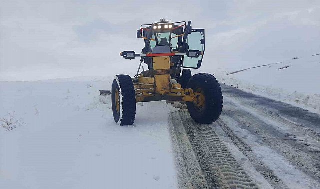 Eleşkirt'te kar yağışı sonrası kapanan köy yolları ulaşıma açıldı