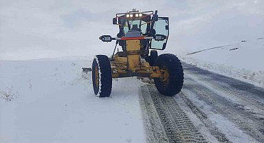 Eleşkirt'te kar yağışı sonrası kapanan köy yolları ulaşıma açıldı