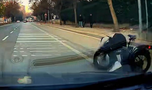 Eli cebinde bisikletle giderken araba altında kalmaktan son anda kurtuldu