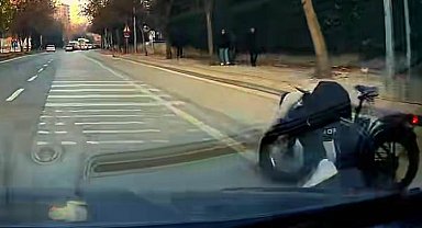 Eli cebinde bisikletle giderken araba altında kalmaktan son anda kurtuldu