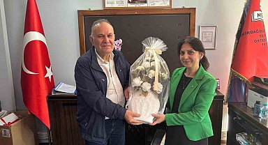 Emekli olan 38 yıllık öğretmene duygusal veda