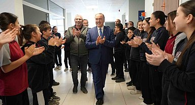 Emekli olan okul müdürünü öğrencileri alkışlarla uğurladı: Gözyaşlarına hakim olamadı