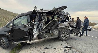 Emniyet şeridindeki VIP yolcu taşıma aracına kamyonet çarptı