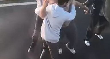 Emniyet şeridini ihlal etmek isteyen sürücü ortalığı bir birine kattı