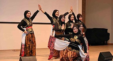 Endonezyalı öğrenciler geleneklerini ve ülkesini tanıttı