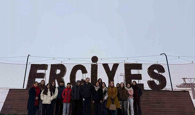 Erciyes'in zirvesinde öğrencilere yönelik 'Uluslararası Dağlar Günü' etkinliği