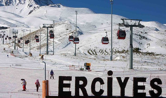 Erciyes'te kayak sezonu açıldı, kayakseverler pistlere akın etti