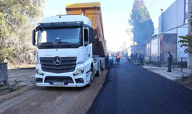 Erenler'de iki mahallede asfalt serim çalışmaları sürüyor