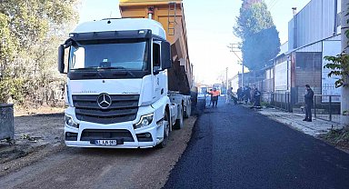 Erenler'de iki mahallede asfalt serim çalışmaları sürüyor