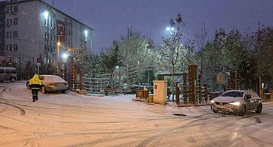 Ergani'de 'buz' mesaisi: Yollar piste döndü, araçlar zor anlar yaşadı