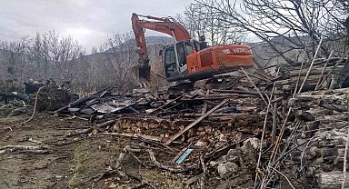 Ermenek'te çıkan yangında ev tamamen kullanılamaz hale geldi