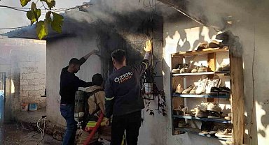 Erzin'de müstakil ev yandı