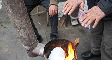 Erzincan pazarcısı soğukta sobayla ısınıyor