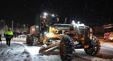 Erzincan Valisi karla mücadele çalışmalarını sahada takip etti