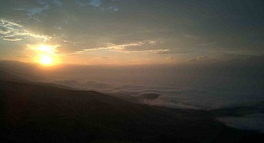 Erzincan'da doğanın muhteşem gösterisi: Sis dağların eteklerine vurdu