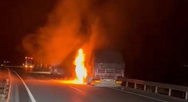 Erzincan'da seyir halindeki tır alev alev yandı