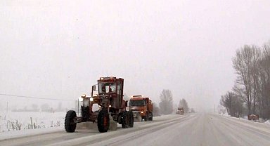 Erzincan'ın yüksek kesimlerinde kar yağışı etkili oldu