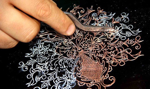 Erzincanlı kadınlar bakır işlemeciliğini yaşatıyor