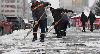 Erzurum Büyükşehir'den karla mücadele