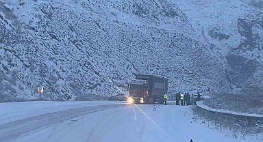 Erzurum-Erzincan karayolunda ağır tonajlı araçların geçişine izin verilmiyor