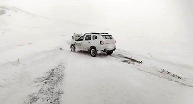 Erzurum'da kar ve tipi ulaşımı durma noktasına getirdi